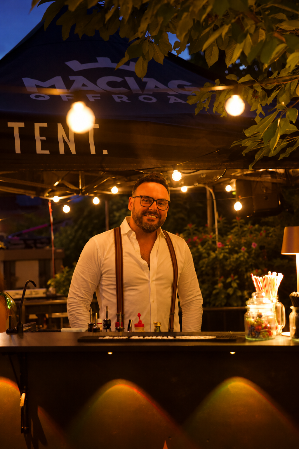 Karl Russ, Inhaber von Schluckwerk, hinter der mobilen Cocktailbar bei einer Abendveranstaltung
