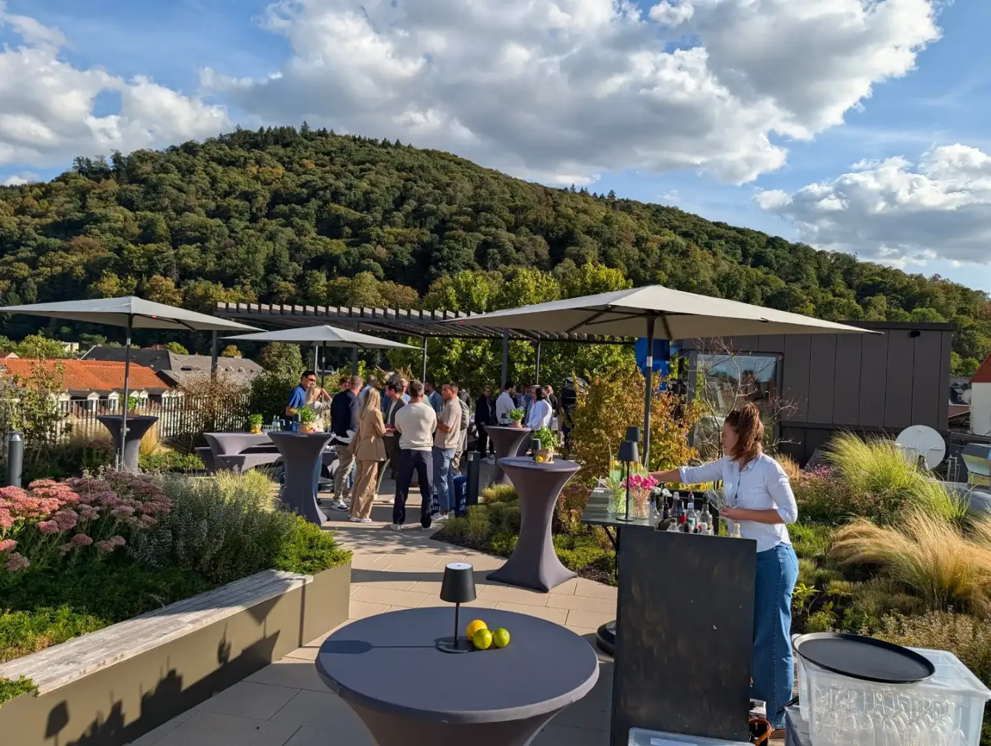 Firmenfeier auf einer Dachterrasse über den Dächern von Heidelberg mit der Cocktailbar von Schluckwerk