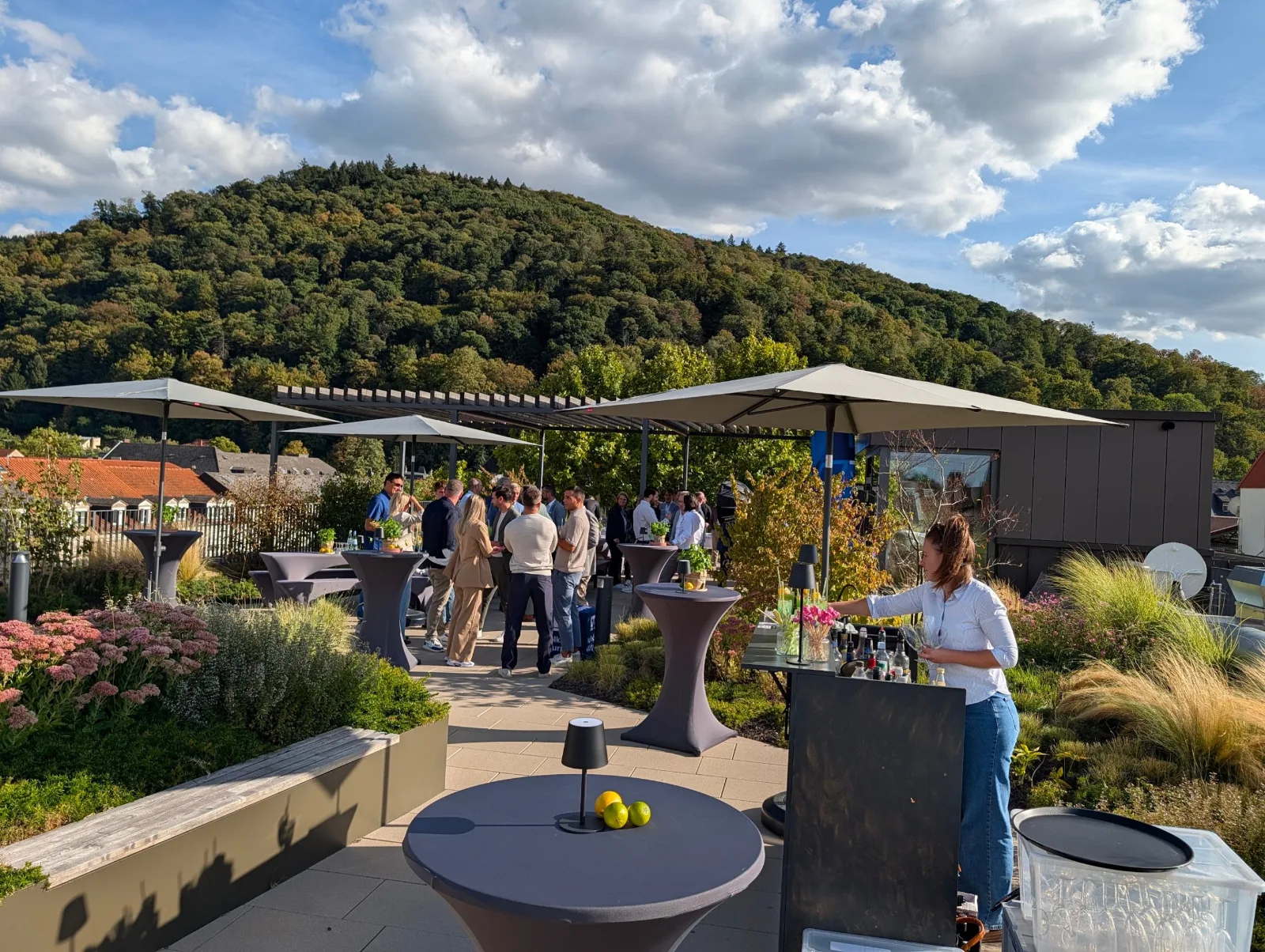 Firmenfeier auf einer Dachterrasse über den Dächern von Heidelberg mit der Cocktailbar von Schluckwerk