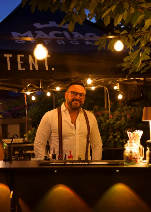 Karl Russ, Inhaber von Schluckwerk, hinter der mobilen Cocktailbar bei einer Abendveranstaltung