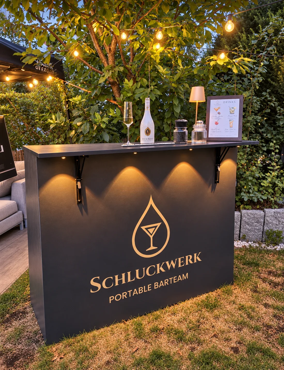 Mobile Cocktailbar von Schluckwerk im Garten unter Lichterketten