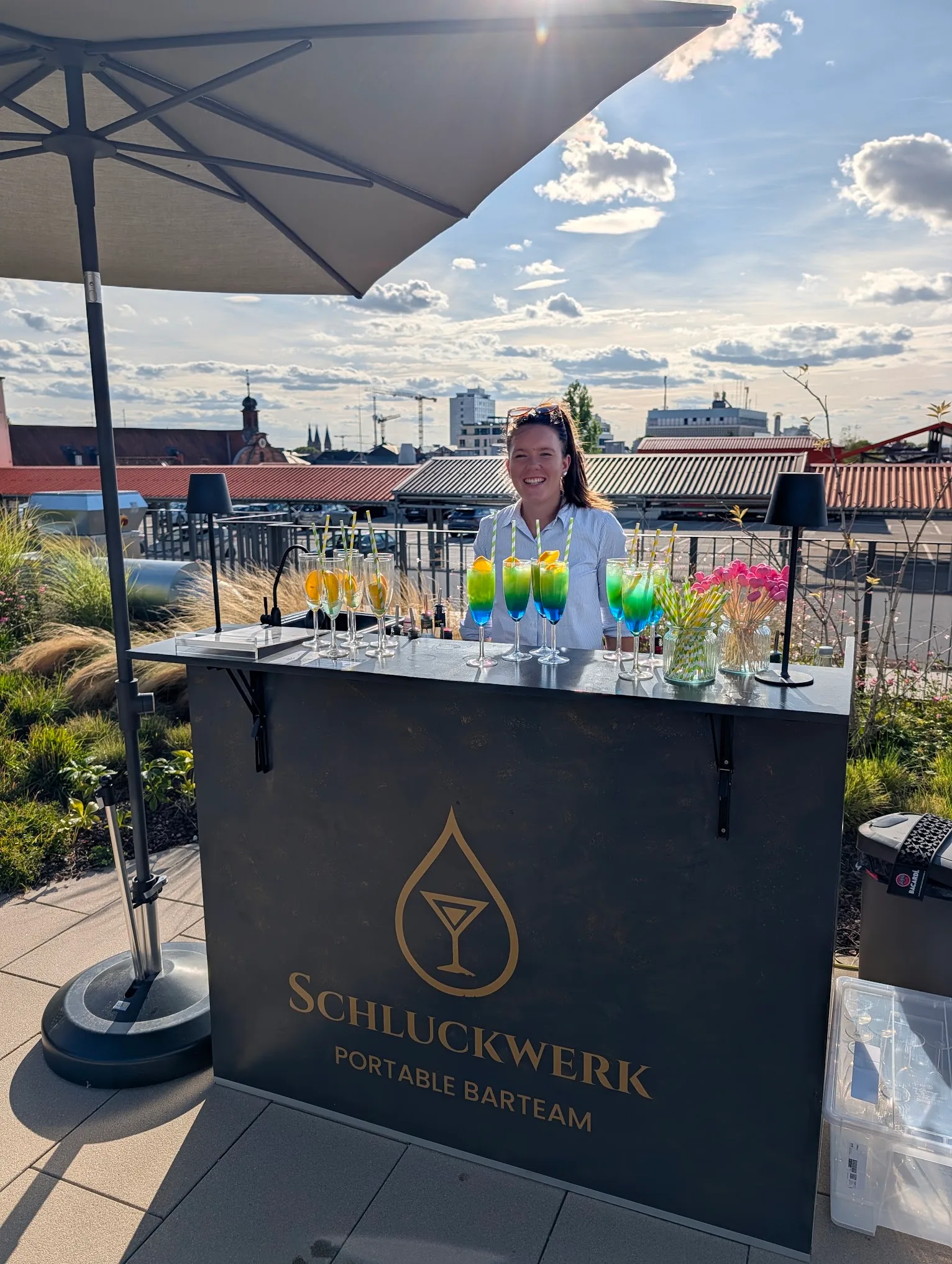 Mobile Cocktailbar von Schluckwerk mit fertigen Cocktails auf einer Dachterrasse in Heidelberg