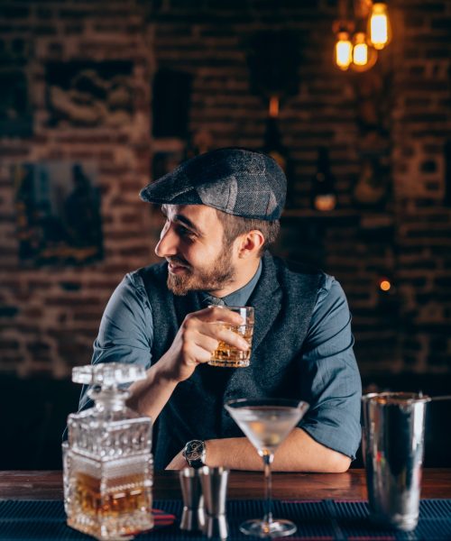 Lächelnder Barkeeper hinter einer Bar