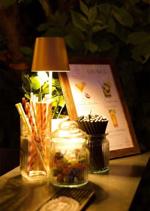 Beleuchtete Cocktailkarte und Barzubehör auf der Schluckwerk-Cocktailbar